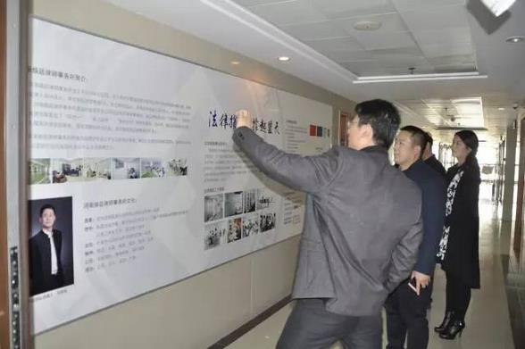 劉煥廷主任為盧副局長、邱科長介紹我所法律援助事業開展情況